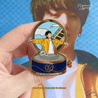 Image 5 of [INDIVIDUAL] Vocal Line Music Box Enamel Pin 🎼