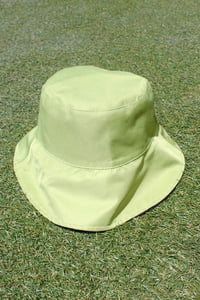 Image of the 2 sides bucket hat in green 
