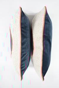 Image 2 of Coussins demi ronds bouclette et bleu