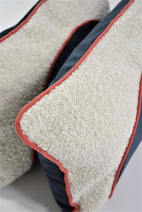 Image 3 of Coussins demi ronds bouclette et bleu