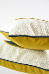 Image 4 of Coussins demi ronds bouclette et jaune or