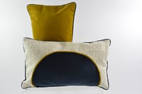 Image 1 of Coussins demi ronds bouclette et jaune or