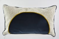 Image 2 of Coussins demi ronds bouclette et jaune or