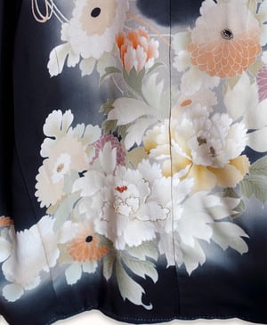 Image of Sort lang kimono med blomsterklaser af peoner