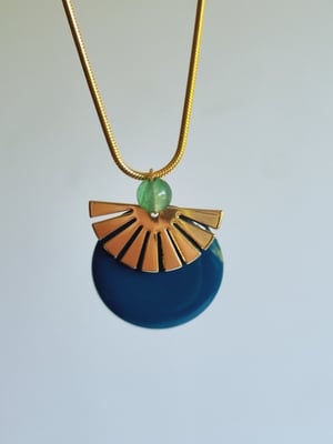 Image of Stella. Collar largo con detalles de colores y dorado.