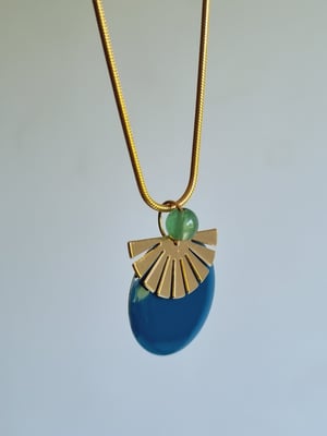 Image of Stella. Collar largo con detalles de colores y dorado.