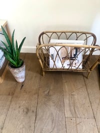 Image 1 of Porte revue rotin vintage
