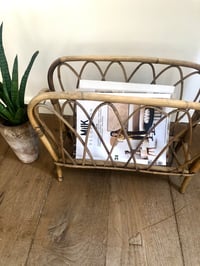 Image 2 of Porte revue rotin vintage