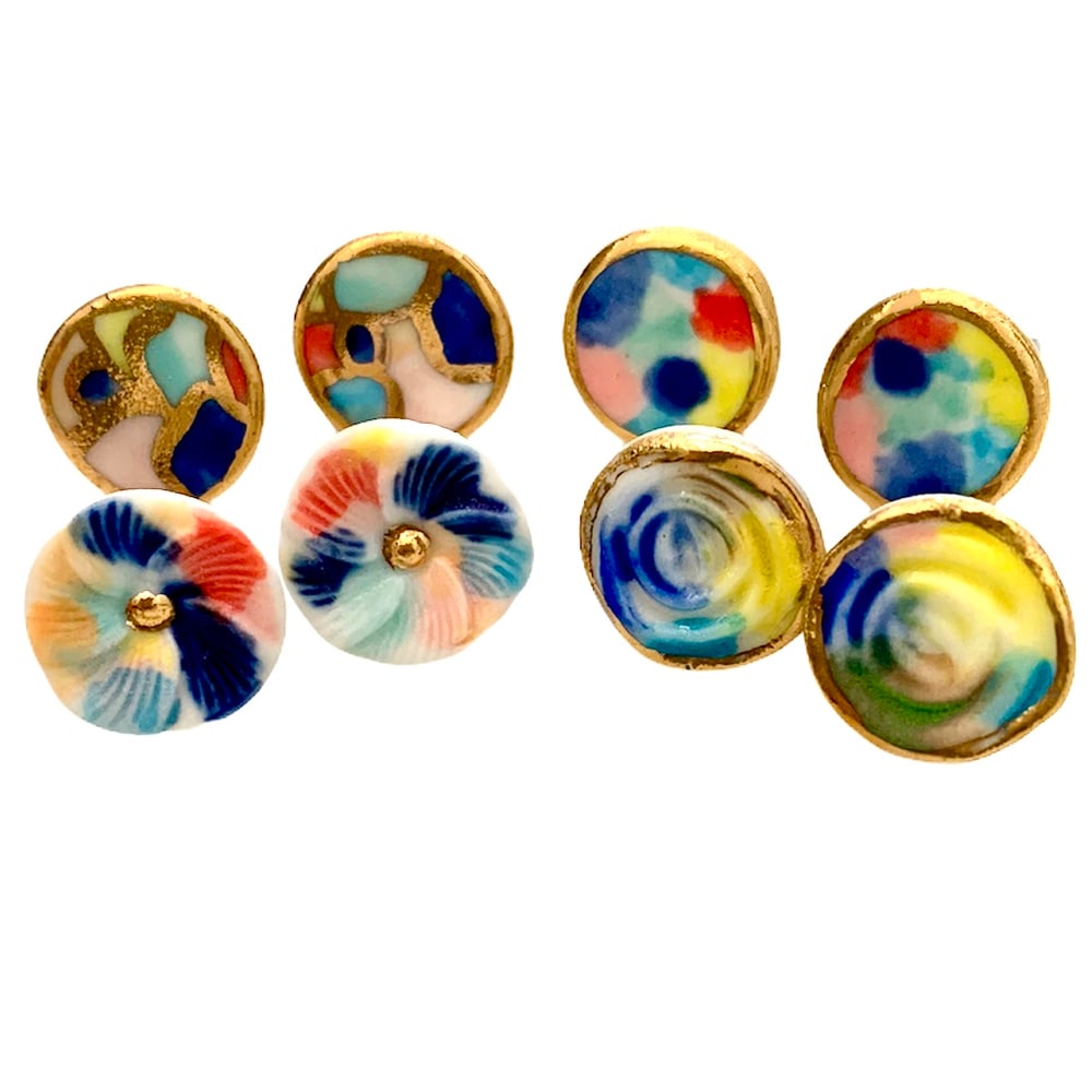 Image of Petite mutli coloured studs round (1.3cm)