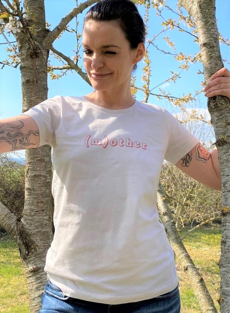 Image of COLLAB TERMINEE - T-Shirt THE SIMONES X Fiona Schmidt - (m)other