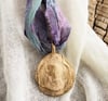 Medalla de la Virgen de Lourdes con cueva en el reverso
