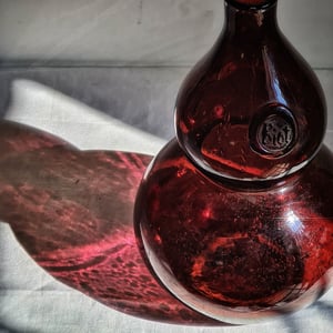 Ancien grand vase en verre bullé de Biot aubergine