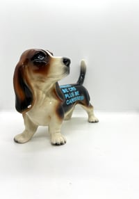 Image 4 of Basset en céramique avec un slogan