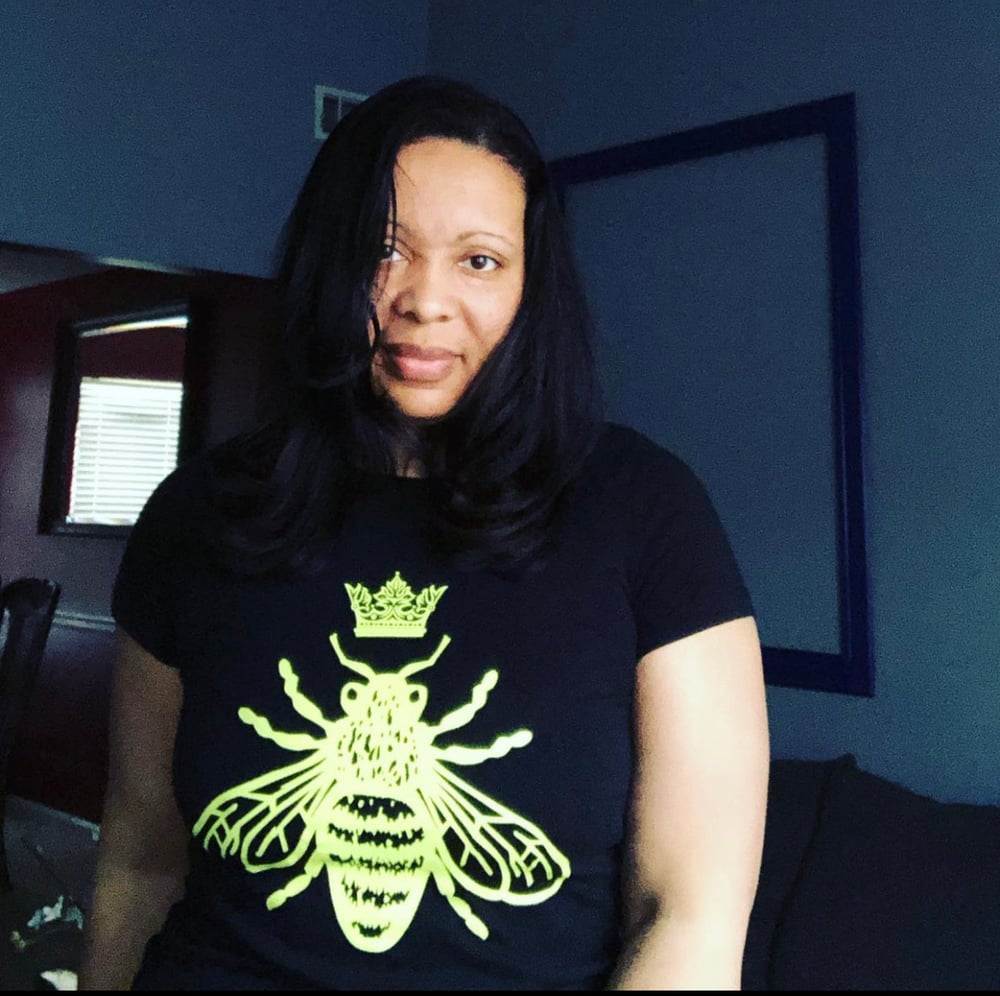 Women’s Slim Fit QUEEN BEE T-Shirt (BLACK)