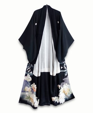 Image of Sort lang kimono med blomsterklaser af peoner