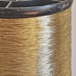 Ancienne bobine de fil doré 
