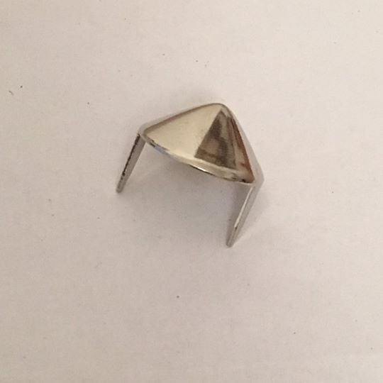 UK 77 Short Cone Studs - 500 Pack