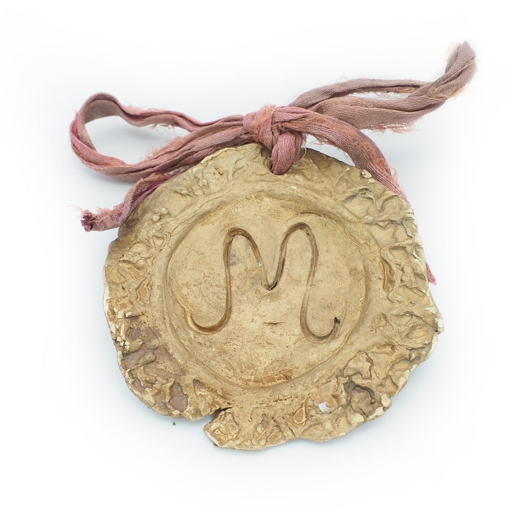 Image of Medallón con letra personalizable (M)