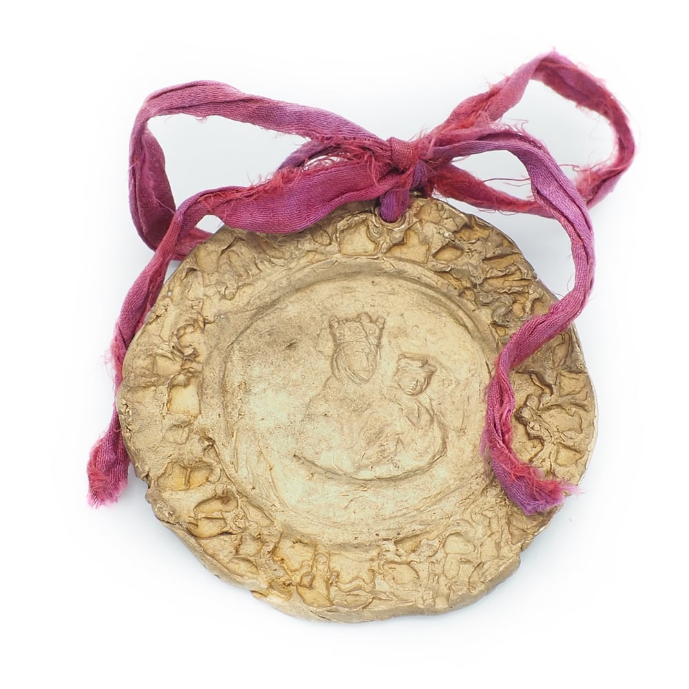 Image of Medalla cuna con la Virgen de la Almudena