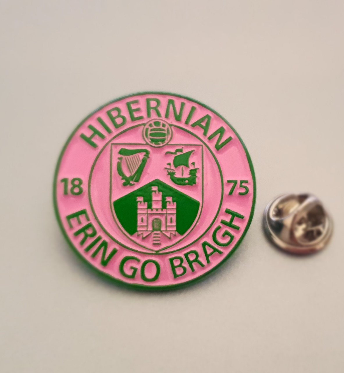 Hibs Hibernian Erin Go Bragh 30mm Football Pin Badges Various Colours Casuals Attire