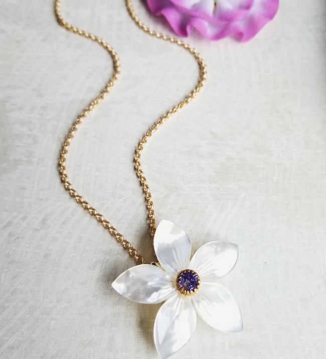 White Gardenia Necklace - Mother of Pearl