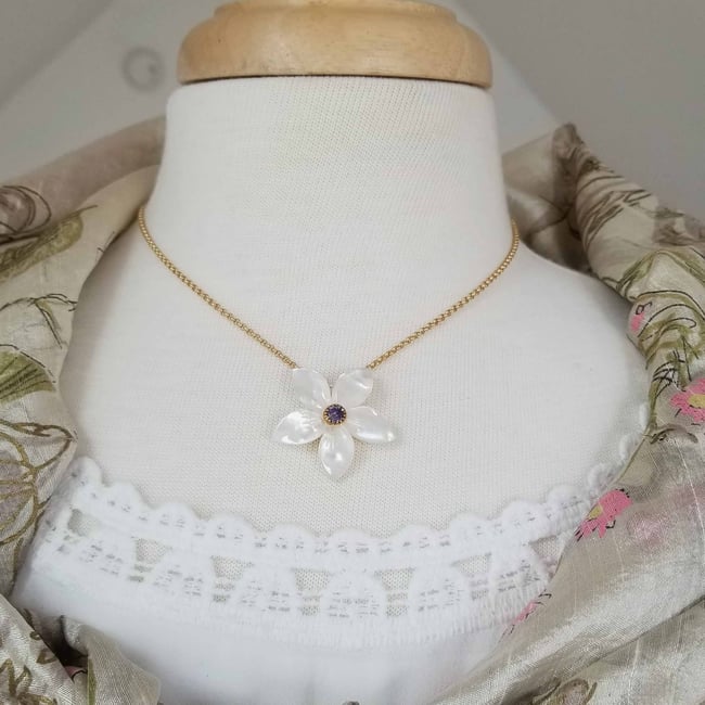 White Gardenia Necklace - Mother of Pearl