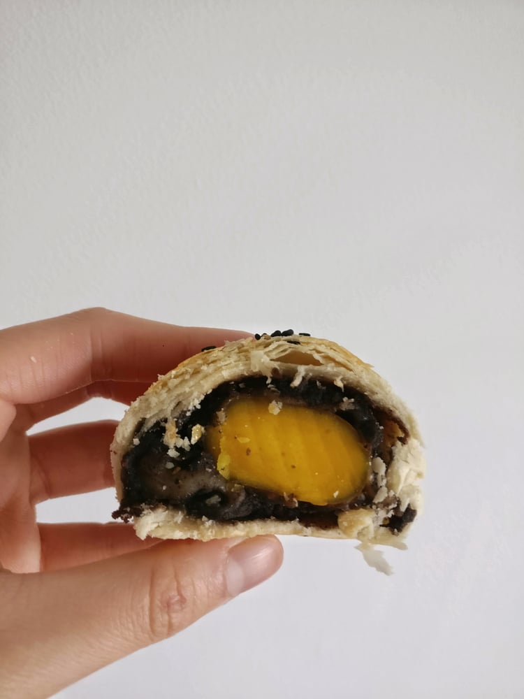 Image of 黑芝麻蛋黃酥 Black Sesame Salted Egg Puffs 