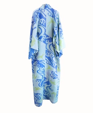 Image of Silkechiffon kimono - Lyseblå med bølger og svaler