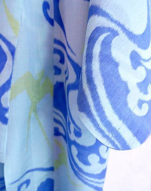 Image of Silkechiffon kimono - Lyseblå med bølger og svaler