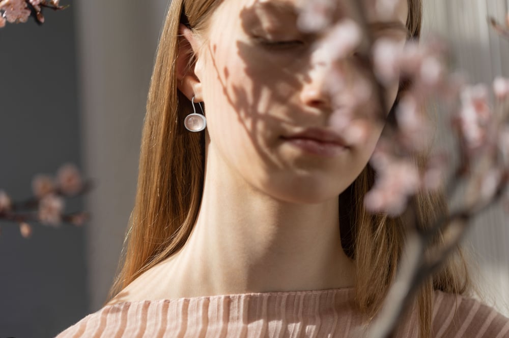 Image of "Bird / Morning" silver earrings with rose quartz · 鳥 朝 ·