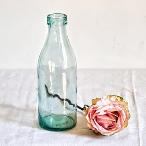 Ancienne bouteille de lait en verre teinte bleutée