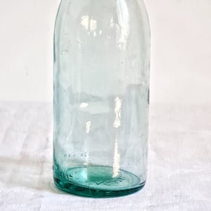Ancienne bouteille de lait en verre teinte bleutée