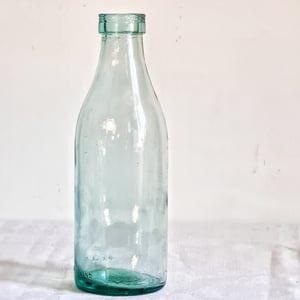 Ancienne bouteille de lait en verre teinte bleutée