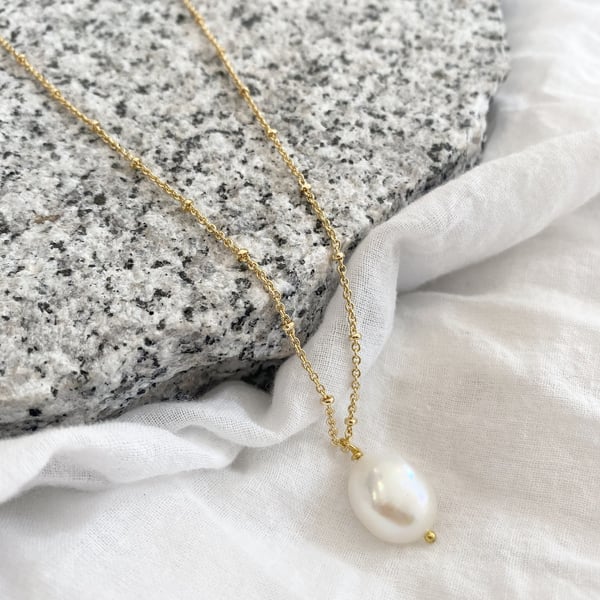 Image of GOLD PEARL NECKLACE