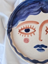 Image 2 of Plato tartero con cara de mujer