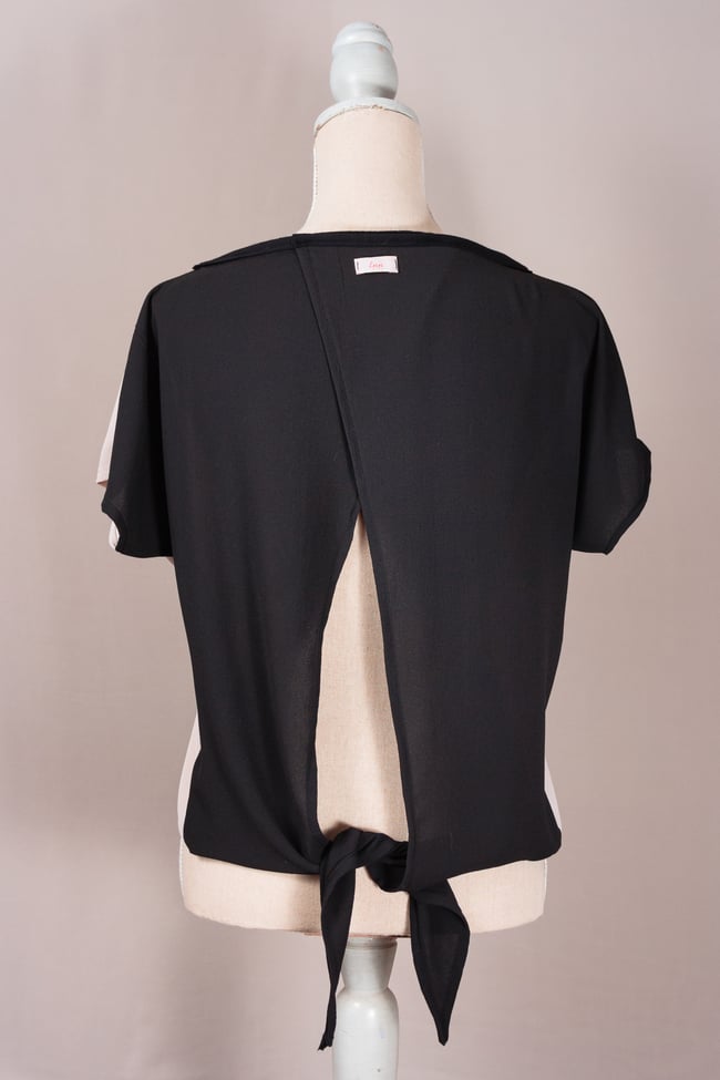 Top bicolore, noué dans le dos