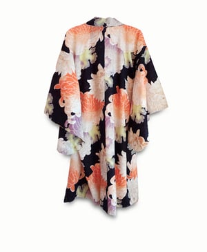 Image of Sort kort kimono med kæmpe peoner