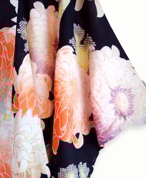 Image of Sort kort kimono med kæmpe peoner