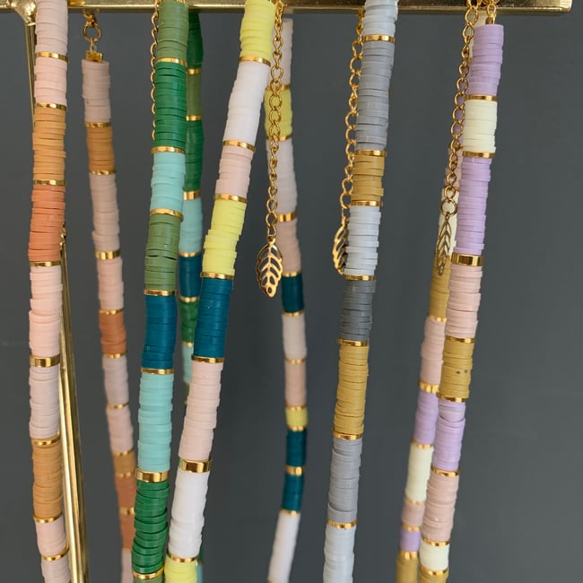 LOLA | Collier surfeur en perles plates et acier doré * coloré & personnalisable