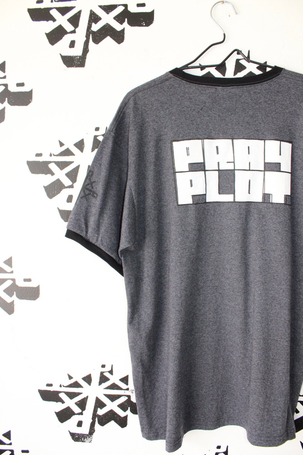 remixed bricks ringer tee in gray/black