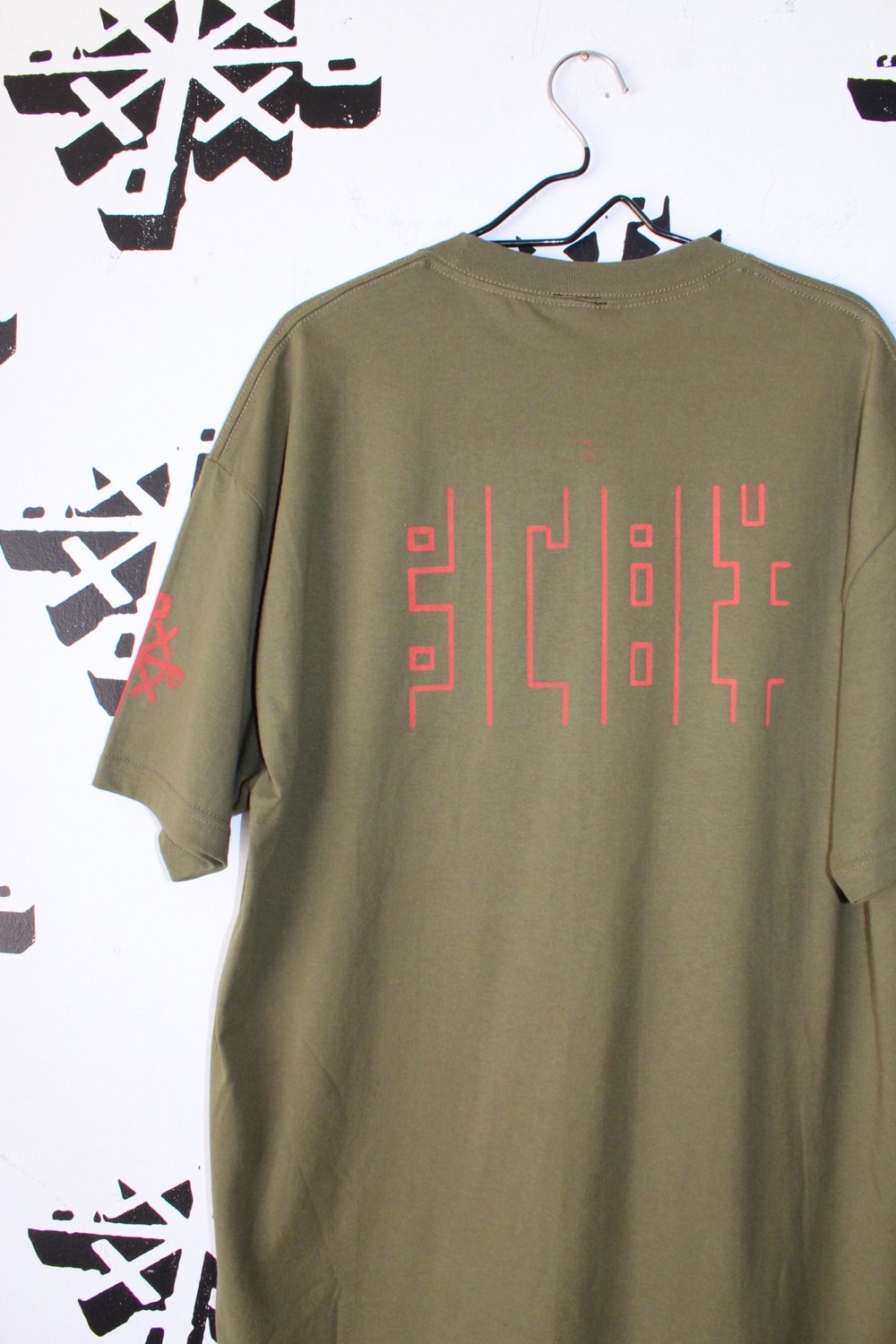 straighten up tee in army green
