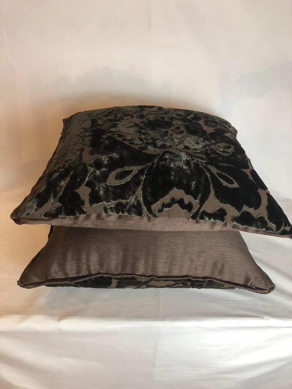 Luxurious Old World Weavers Silk Damask Designer Pillow With 90/10 Down Insert