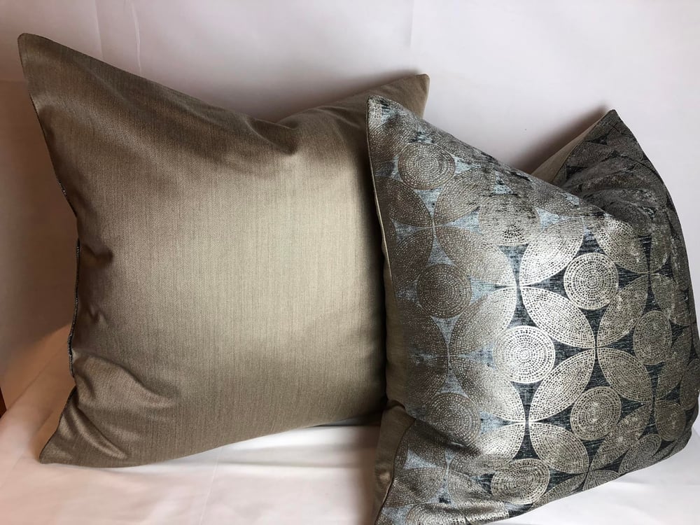 Contemporary Velvet Interlocking Circle Pattern Designer Pillow and 90/10 Down Insert