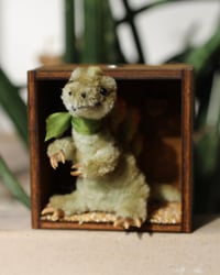 Image 1 of Pipe cleaner spinosaurus with its wooden modular display