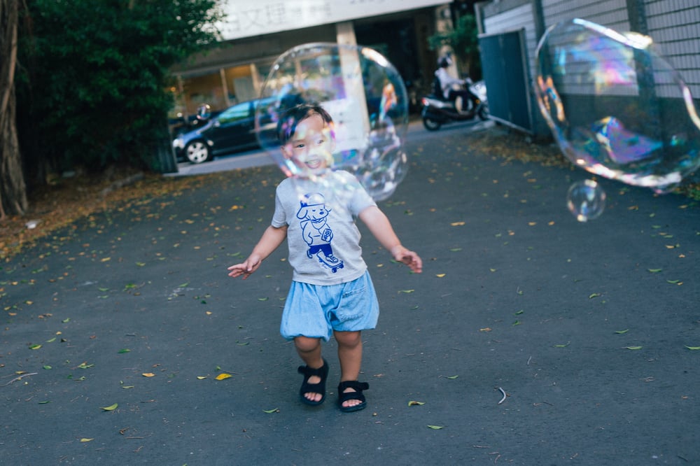 Image of CHILDREN ''SKATEBOARDING WITH JOHN' ' SHORT - T-SHIRT - GERY