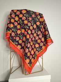 Image 2 of PAÑUELO 70 x 70 SEMISEDA GRANADAS NEGRO