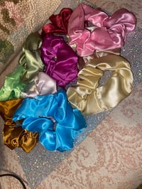 Image 1 of Velvet hair tie (4)