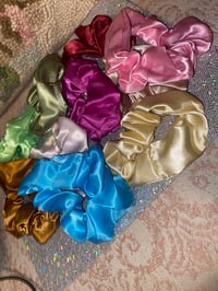 Image 2 of Velvet hair tie (4)