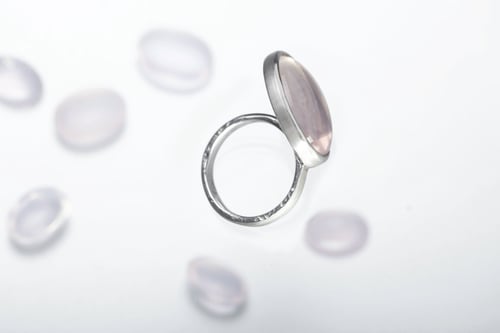 Image of "One wind for a thousand miles" silver ring with rose quartz · 万里同風 ·