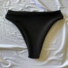 MIDI HIGH TIDES : BLACK RIBBED 